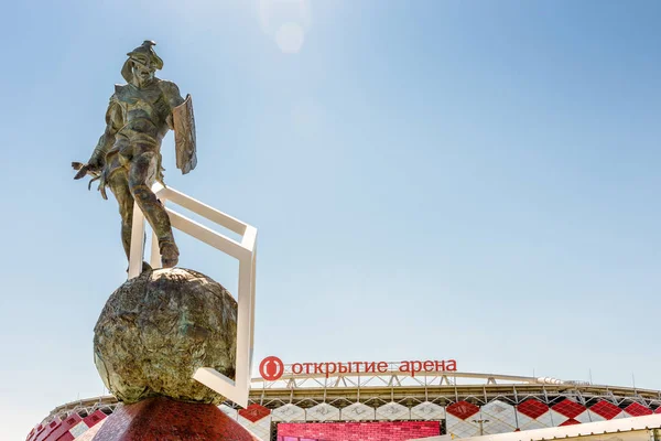 Spartacus heykeli önünde Spartak stadyumu, Moskova — Stok fotoğraf