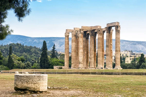 希腊雅典奥林匹亚宙斯神庙遗址 古希腊宙斯神庙或 Olympieion 是雅典的主要地标之一 夏季奥运宙斯柱的景观观 — 图库照片