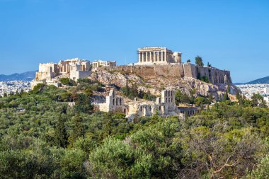 Güzel manzara Akropolis Atina, Yunanistan. Tepe üzerinde antik Yunan Parthenon, Atina ana dönüm noktası olduğunu. Güneşli yaz gününde ünlü Akropolis manzaralı panorama.