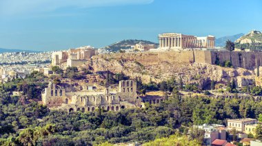 Atina şehir manzarası, Yunanistan. Ünlü Parthenon 'lu Akropolis. Öyle.