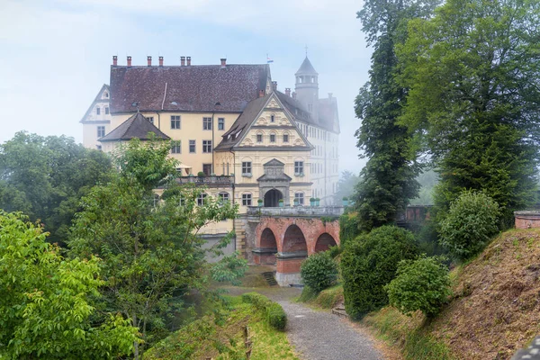 Castillo de Heiligenberg en la niebla, Linzgau, Alemania. Este Renaissan —  Fotos de Stock