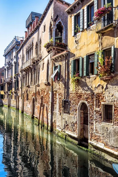 Casas vintage, Veneza, Itália. Vista de fachadas de bu residencial — Fotografia de Stock