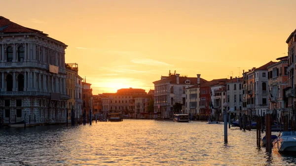 Venecia al atardecer, Italia. Panorama del famoso Gran Canal en n — Foto de Stock