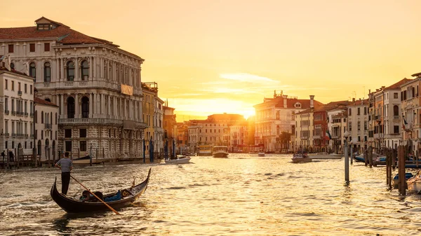 Venecia al atardecer, Italia. Góndola con las velas de los turistas en el Gran Ca — Foto de Stock