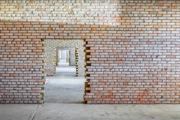 Wall and doorway inside the building under construction. Perspec — Stock Photo, Image