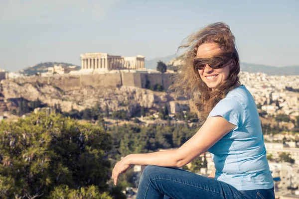 A mulher bonita nova senta-se no alto da colina em Atenas, Greece. Lindo. — Fotografia de Stock