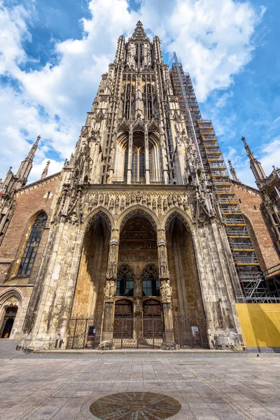 Ulm Minster ou Catedral da cidade de Ulm, Alemanha. É um la famoso — Fotografia de Stock
