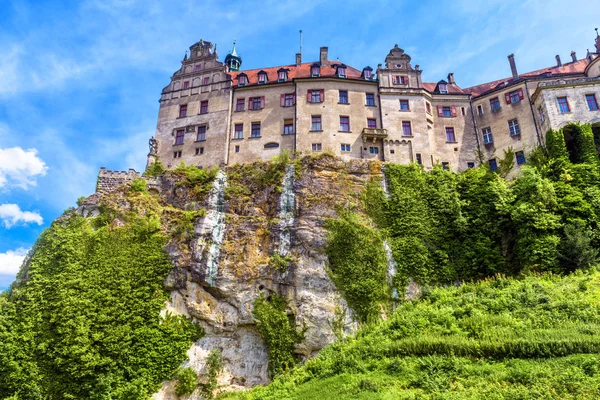 Castello di Sigmaringen su una scogliera, Germania. Questo vecchio castello è un lan — Foto Stock