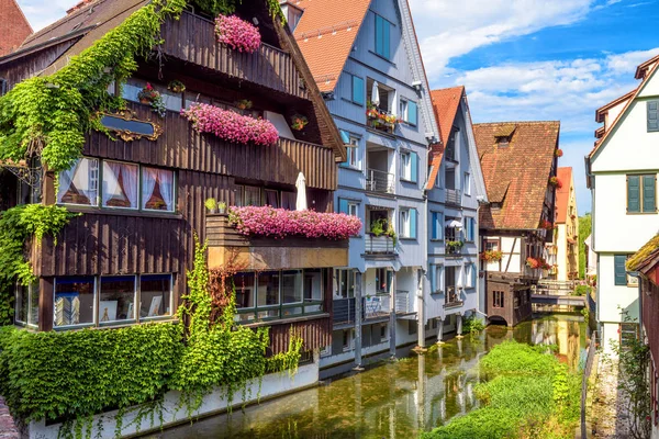 Vintage-Straße mit Häusern mit Blumen geschmückt in der Altstadt von u — Stockfoto