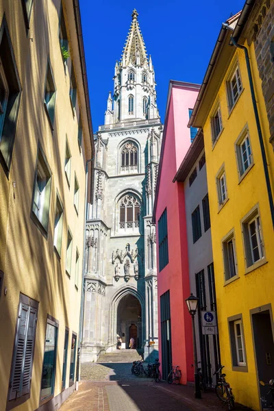 Old narrow street overlooking Konstanz Minster or Cathedral of C — Stock Photo, Image