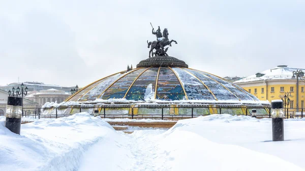 Snöig Manezhnaya torget på vintern Moskva, Ryssland. Panoramautsikt — Stockfoto