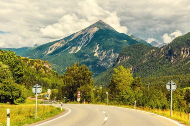 İsviçre, Alp Dağları 'ndaki yol. Dönüş yolu manzarası 