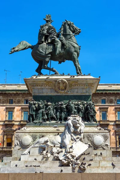 Monumento a Vittorio Emanuele II en verano, Milán, Italia. Equest —  Fotos de Stock