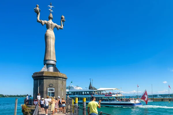 Folk besöker statyn Imperia i Konstanz hamn. Det är det. — Stockfoto