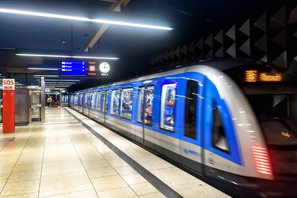 Nside the metro station in Munich. Фильмы о поезде в современном метро — стоковое фото