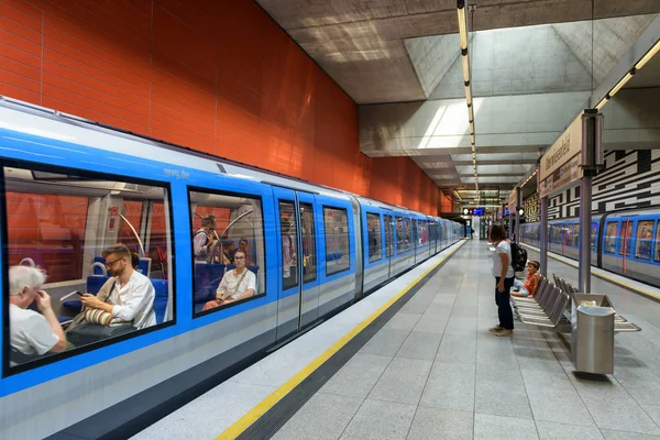 Dentro de la estación de metro de Munich. Tren con pasajeros en mod —  Fotos de Stock