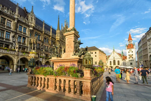 Eski Münih 'teki güzel, ünlü Marienplatz Meydanı. İnsanlar ziyarete gelir — Stok fotoğraf