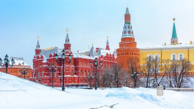 Kışın Moskova, Rusya. Mo 'ya bakan Karlı Manezhnaya Meydanı