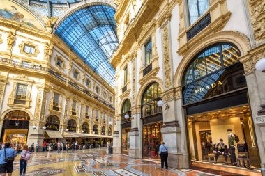 Milano 'daki Galleria Vittorio Emanuele Ii' nin içindeki Panorama. Bu...