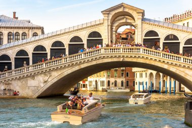 Turistli su taksisi, Rialto B 'nin altındaki Büyük Kanal' da hareket ediyor.