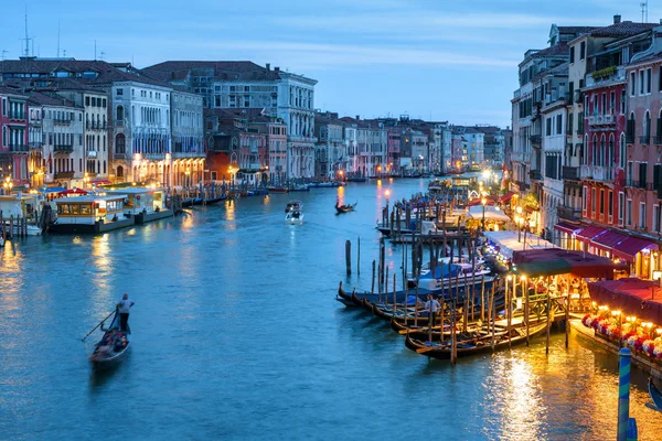 Venecia por la noche, Italia. Paisaje del Gran Canal por la noche . — Foto de Stock