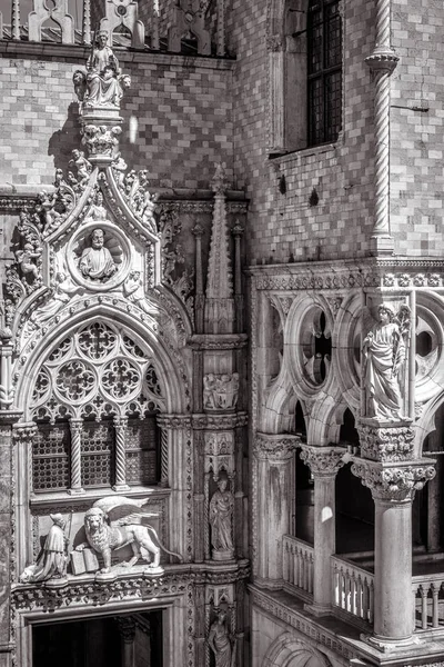 Palacio Ducal o Palazzo Ducale exterior en blanco y negro, Ven —  Fotos de Stock