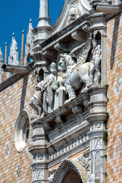 Doge 's Palace detail, Veneza, Itália. O famoso Palazzo Ducale está ligado — Fotografia de Stock