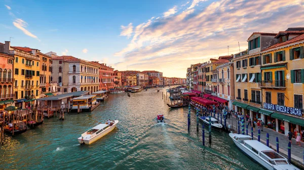 Gün batımında Venedik manzarası. Venedik 'in her yerinde güzel bir şehir