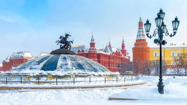 Maneschnaja-Platz während des Schneefalls in Moskau. Panoramablick auf t — Stockfoto