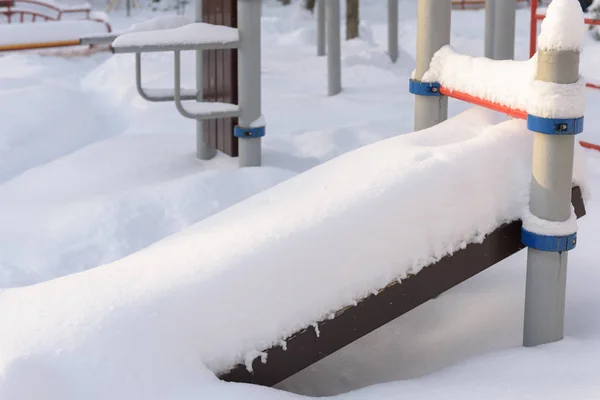 Sportieve speeltuin in leeg stadspark onder sneeuw. Moderne outdoor — Stockfoto