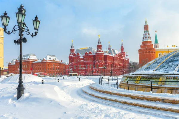 莫斯科在冬天，俄罗斯。 马涅兹纳亚广场的雪景 — 图库照片