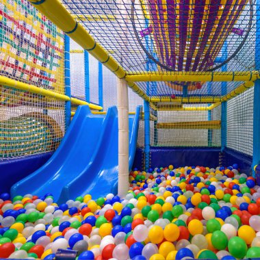 Çocuklar kapalı alanda oyun oynuyor. Pla 'da faaliyet için güzel bir plastik spor salonu.