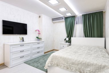 Beyaz dizaynlı, sade bir yatak odası. Modern iç tasarım o
