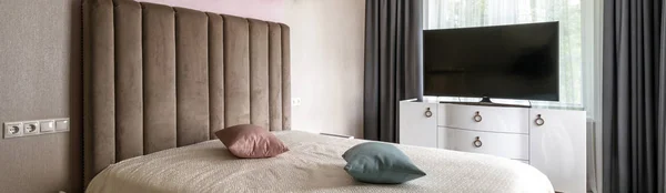 Intérieur de l'hôtel ou de la maison avec lit et TV. Chambre simple et confortable dans — Photo