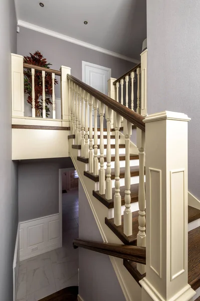 Intérieur de la maison résidentielle. Escalier au deuxième étage gros plan — Photo