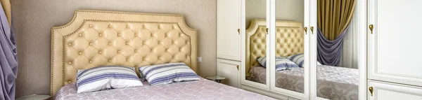 Intérieur de la chambre à coucher dans l'hôtel ou la maison. Vue panoramique de l'intérieur — Photo