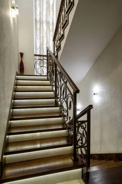 Interiér obytného domu. Pěkné schodiště s LED světly. H — Stock fotografie