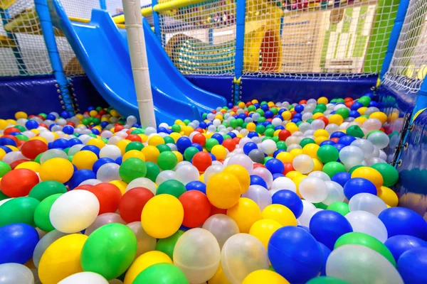 Kinderspeelplaats binnen. Panoramisch uitzicht in het droge zwembad met — Stockfoto