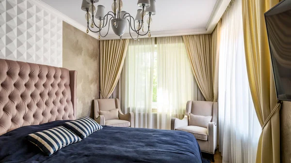 Camera da letto semplice accogliente interno in colori pastello. Interno dell'hotel — Foto Stock