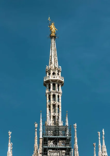 Madonnina atop Milan Cathedral at the height of 108.5 m in Milan — Stock Photo, Image