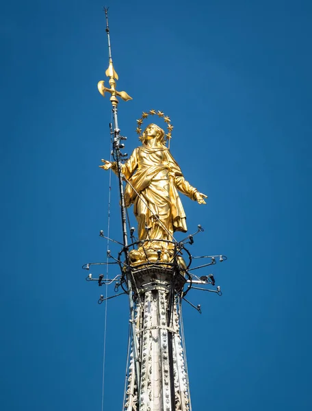 Madonnina bovenop de kathedraal van Milaan op een hoogte van 108,5 m in Milaan — Stockfoto