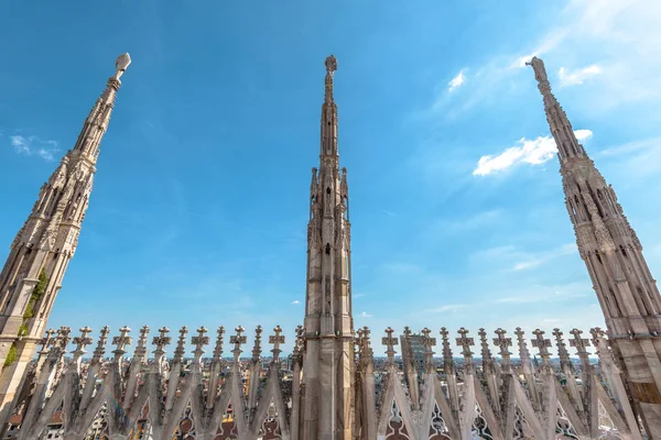 Milánská střecha katedrály, Itálie. Slavná milánská katedrála nebo Duomo di — Stock fotografie
