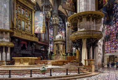 Eski Milan Katedrali 'nin (Duomo di Milano) lüks sunağı. Ünlü.