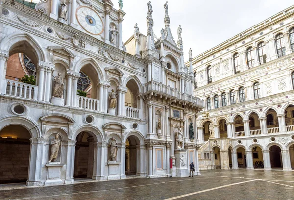 Hundpalatset eller Palazzo Ducale på sommaren, Venedig, Italien. Det är det. — Stockfoto