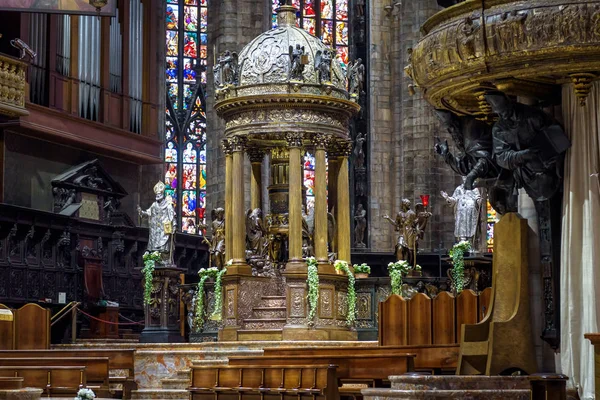 Altar de luxo da antiga Catedral de Milão (Duomo di Milano). Fome — Fotografia de Stock