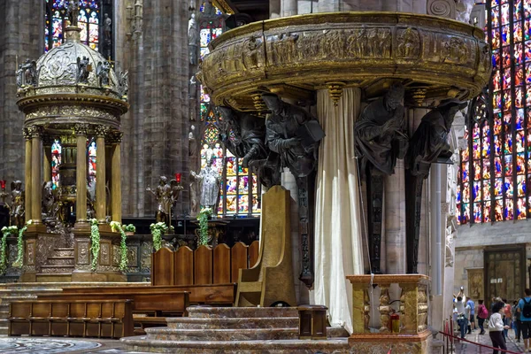 Роскошный интерьер старого миланского Католического собора (Duomo di Milano). Де — стоковое фото