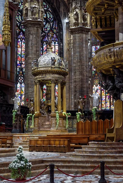 Altar de luxo da Catedral de Milão (Duomo di Milano). Famoso Go — Fotografia de Stock