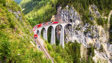 Filisur, İsviçre 'de Landwasser Viaduct. Sw 'un simgesidir.