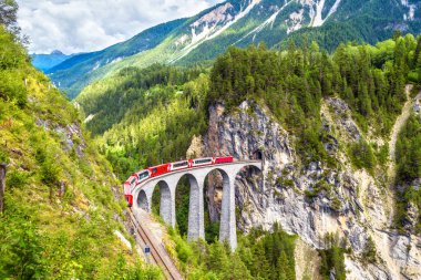 Yazın Landwasser Viaduct, Filisur, İsviçre. Bu kara.