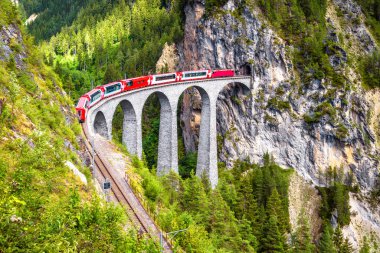 Yazın Landwasser Viaduct, Filisur, İsviçre. Bu kara.